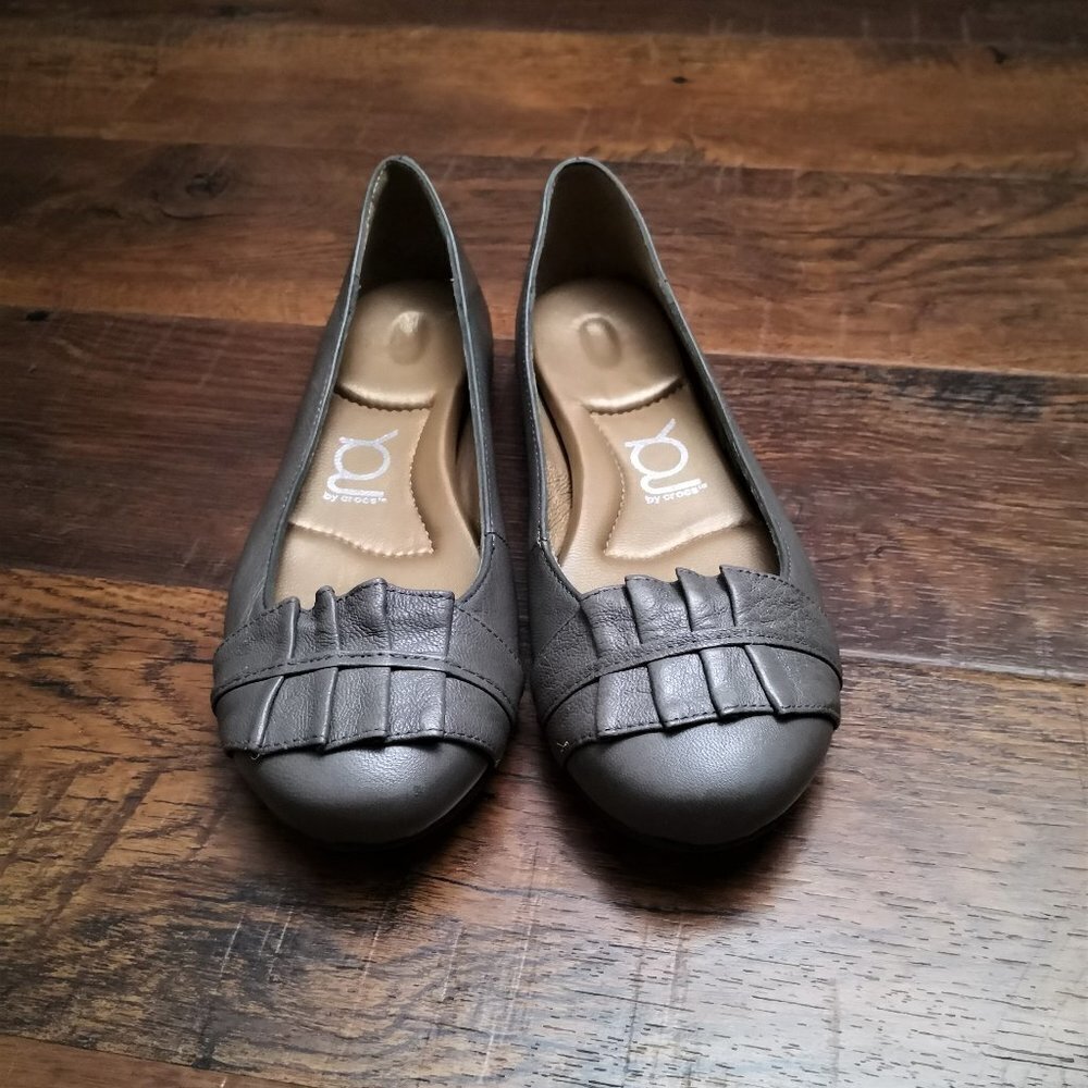 You by Crocs Ruffled Toe Leather Flats Grey Size 9